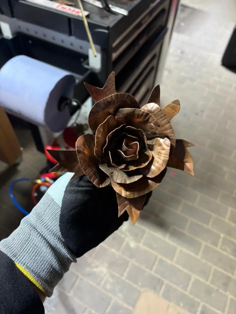 Handgetriebene Rose aus Kupferblech als Beispiel für Kunstspenglerei