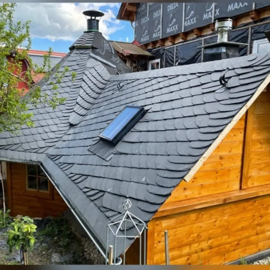 Naturschieferdach in Schuppendeckung mit achteckigem Turmdach und Dachfenster