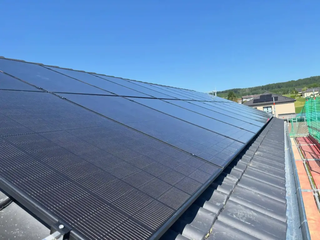 Photovoltaik-Aufdachanlage mit vollschwarzen Modulen auf einem anthrazitfarbenen Ziegeldach