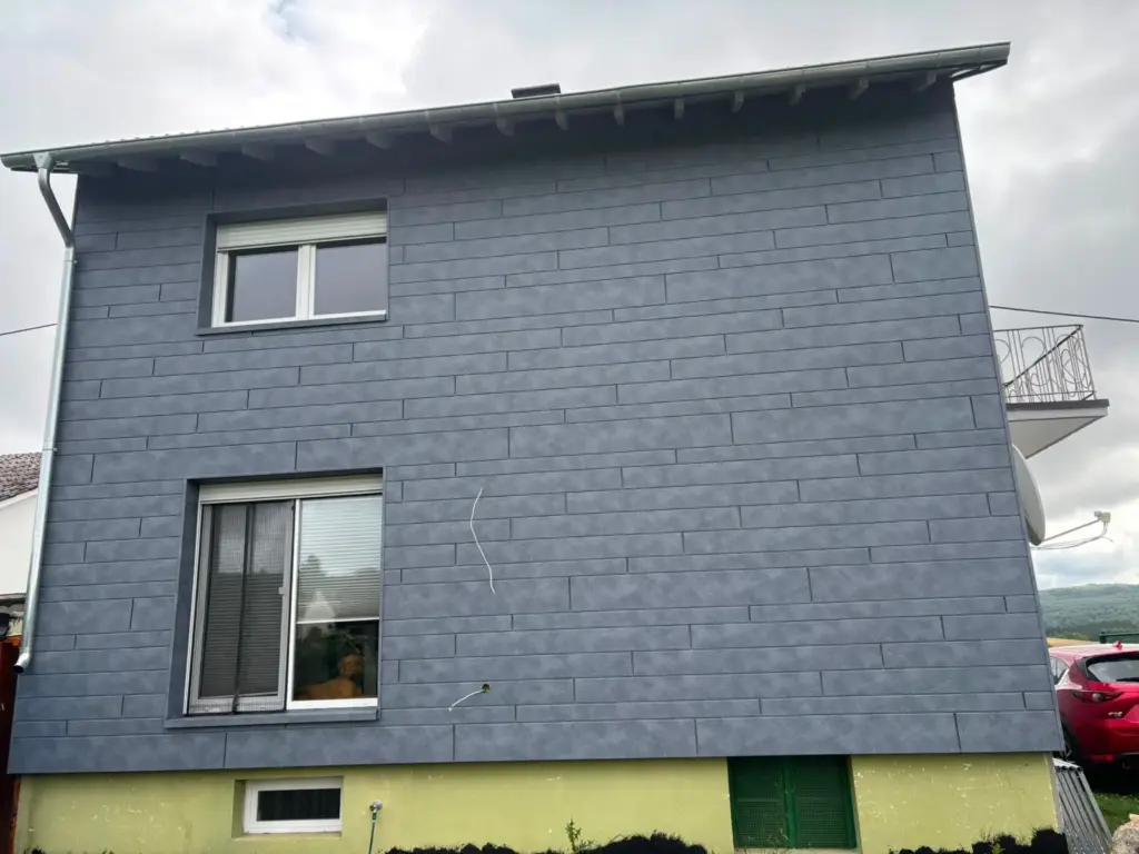 Wohnhausfassade mit PREFA-Siding in Steingrau nach der Fertigstellung