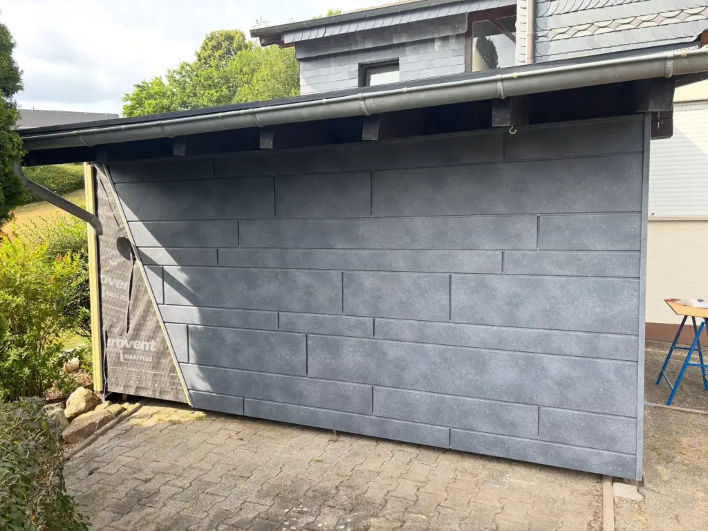 Anbau mit Fassadenbekleidung aus PREFA-Siding in Anthrazit